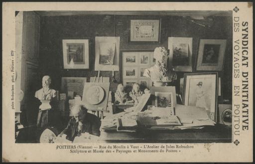 L'atelier de Jules Robuchon, comprenant ses sculptures, ses photographies et des exemplaires de son livre "Paysages et monuments du Poitou". L'artiste est assis dans son atelier en train de lire / Jules Robuchon phot.